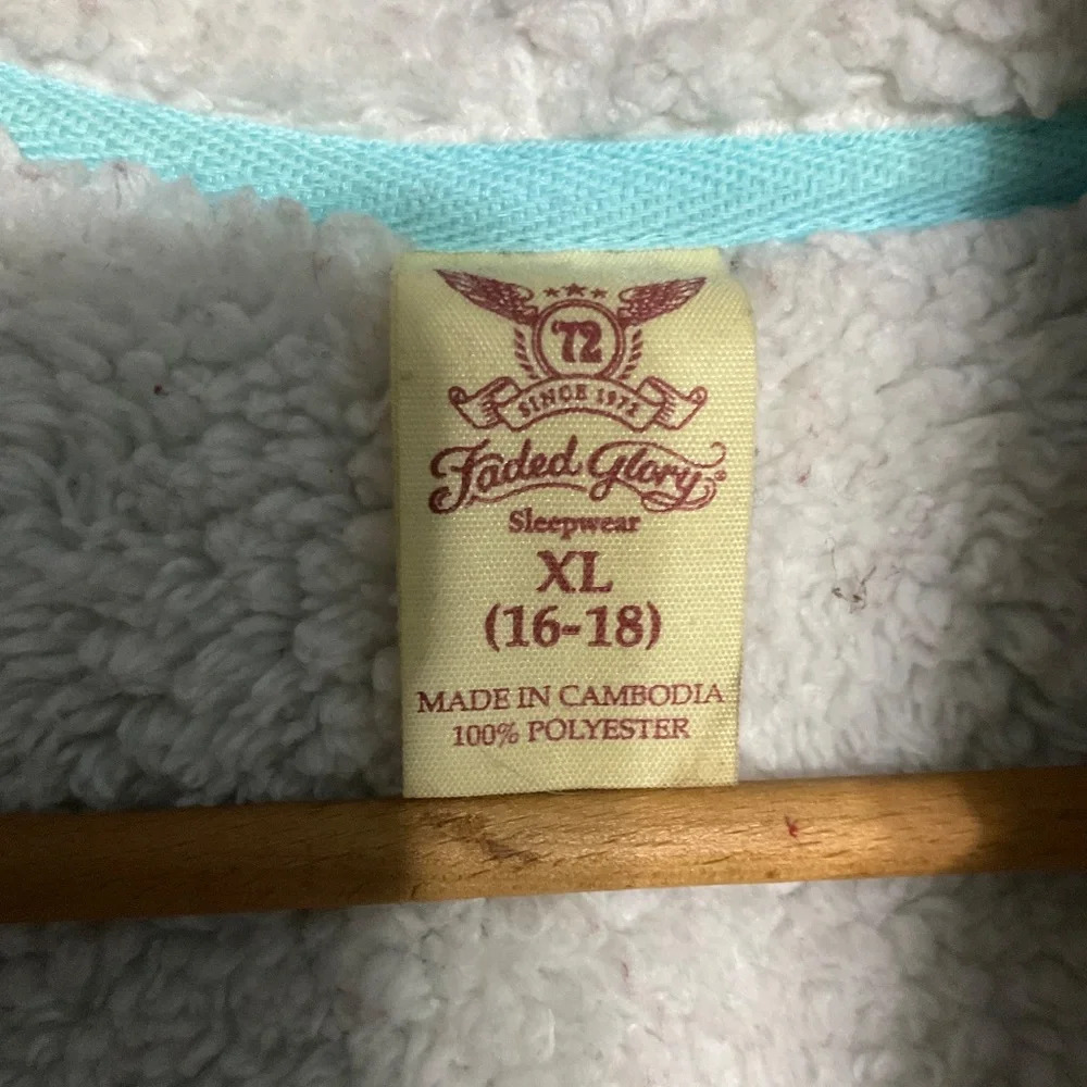 Hooded long sleeve robe with pockets XL.  W32 - Picture 2 of 5